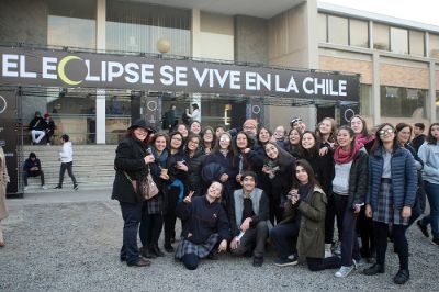 "El eclipse se vive en la Chile", fue el lema con el que la Casa de Bello recibió a las más de 700 personas que llegaron al Cerro Calán. 
