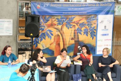 De izquierda a derecha: Lucila Lema (Nación Quechua, Ecuador), Heike Fiedler (Suiza), Maribel Mora (Nación Mapuche, Chile), Anja Utler (Alemania).
