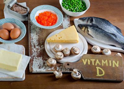 La vitamina D es un nutriente que se encuentra en pescados grasos, productos lácteos y huevos, y que puede obtenerse también a través de la exposición adecuada al sol. 