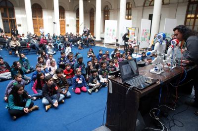 Además de otras actividades, los niños asistieron a un taller de Robótica donde compartieron con dos pequeños robots humanoides.