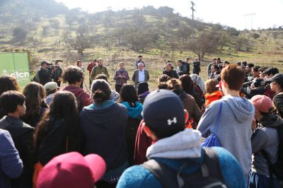 Más de 200 estudiantes participaron de la Plantatón realizada por la U. de Chile en el Cerro Amapola en Laguna Carén.
