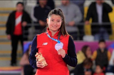 Susana Li, estudiante de Ingeniería Comercial de la Facultad de Economía y Negocios, FEN, se quedó con la medalla de plata en karate.