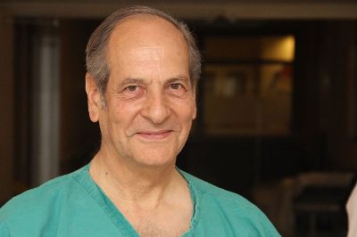 El cardiocirujano y gerente comercial del HCUCH, Luis Berr, participó como respaldo quirúrgico en la intervención y en el post operatorio.