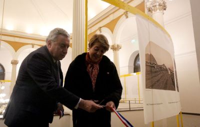 La exposición que recorre la historia de la Casa Central de la U. de Chile, fue inaugurada con esta visita este miércoles 14 de agosto. 
