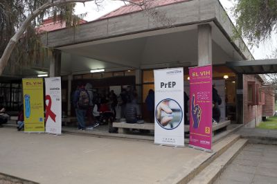 Hasta el Campus Antumapu en la comuna de La Pintana se trasladó el equipo del Hospital Clínico para continuar los testeos masivos de VIH en los cinco campus de la Casa de Bello. 