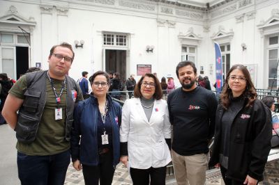 La seremi de Salud Metropolitana, Rosa Oyarce, y parte de los miembros del grupo CHAIR de la U. de Chile estuvieron presentes en la actividad.