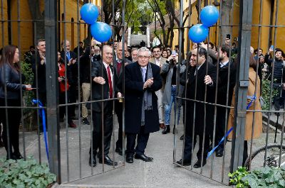 Las rejas fueron abiertas por las autoridades de la Universidad de Chile, tras décadas de separación de las unidades que componen el Campus Andrés Bello.