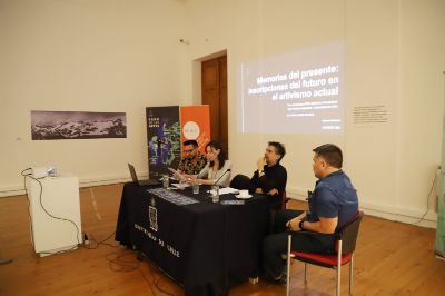 El panel de la mesa de diálogo estuvo compuesto por la académica de la UBA, Lorena Verzero; Guillermo Calderón; y por Mauricio Barría.