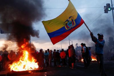 En Ecuador son miles de personas las que mantienen el pulso ante los intentos del gobierno por sacar adelante su paquete de ajustes.