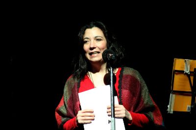 "Trabajar con poesía mapuche y su despliegue desde la oralidad y el performance, rompe las tradiciones coloniales desde donde surge la universidad", destacó la profesora Soledad Falabella.