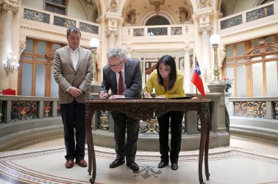 La Intendenta Karla Rubilar junto al Rector Ennio Vivaldi firmaron este jueves 17 de octubre un convenio entre la U. de Chile y el Gobierno Regional Metropolitano para el desarrollo de proyectos.