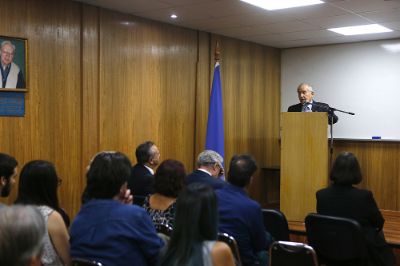 La presentación del homenajeado estuvo a cargo de Anibal Llanos, Profesor Titular de la Facultad de Medicina. 