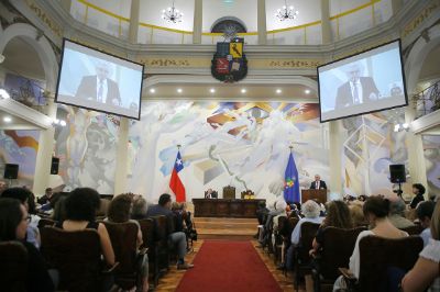 En el marco de la crisis que afecta al país, la U. de Chile conmemoró su aniversario con una ceremonia oficial en el Salón de Honor.