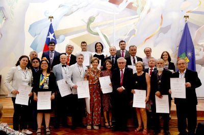 En la oportunidad 28 académicos y académicas de la U. de Chile, que este año obtuvieron el grado de Profesor Titular, fueron distinguidos por el Rector Vivaldi.