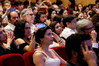 A teatro lleno se desarrolló el esperado evento organizado por la Mesa Multiestamental de la Facultad de Ciencias, junto al Teatro Nescafé de las Artes y la Gestora Cultural Cultura Violeta.