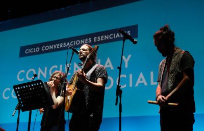 La jornada fue cerrada con una presentación musical de los artistas Nano Stern, Magdalena Mathei y Rodrigo Aros, quienes interpretaron la canción "Regalé mis ojos", de Nano Stern.