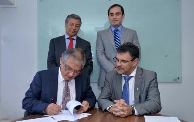 El acuerdo fue firmado por el vicerrector de Investigación y Desarrollo, Flavio Salazar y el socio fundador de GIP, Roberto Sone.