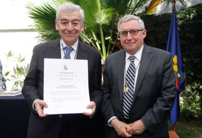 El embajador de Argentina junto al Rector Ennio Vivaldi en la ceremonia realizada este viernes 6 de diciembre en el IEI.