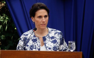 La directora del IEI, Dorotea López, estuvo a cargo de presentar una semblanza del homenajeado, instancia donde relevó su rol académico, político y diplomático.