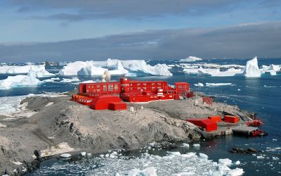 Al ser la más afectada por el aumento de temperatura en la península Antártica, el decrecimiento del hielo marino en la costa oeste podría oscilar entre 4 a 20 por ciento.