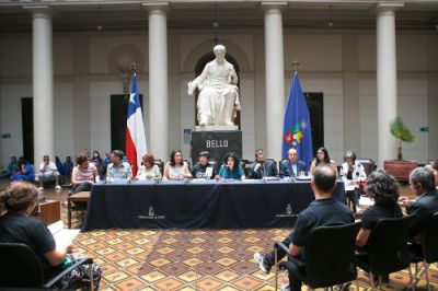En el marco del Día Internacional de los Derechos Humanos, diversas organizaciones de DD.HH., en conjunto con la Universidad de Chile, se reunieron para exigir un nuevo acuerdo por los DD.HH.
