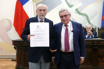El doctor en Filosofía Marcos García de la Huerta recibió la medalla Juvenal Hernández en la mención Artes, Letras y Humanidades