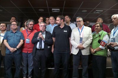 Los rectores Ennio Vivaldi y Juan Manuel Zolezzi, junto al alcalde de Puente Alto y presidente de la Asociación Chilena de Municipalidades, Germán Codina, formaron parte del Tribunal Electoral.
