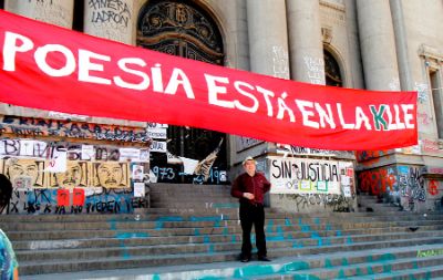 El poeta José Ángel Cuevas asegura que "la voz de los jóvenes está recuperando la historia" y critica a los partidos políticos que, a su parecer, "no están a la altura".