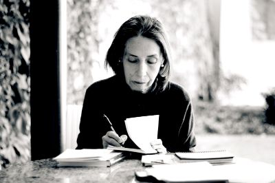 La poeta Elvira Hernández defiende la necesidad de una Constitución plurinacional y se refiere a la labor del escritor en tiempos convulsionados.