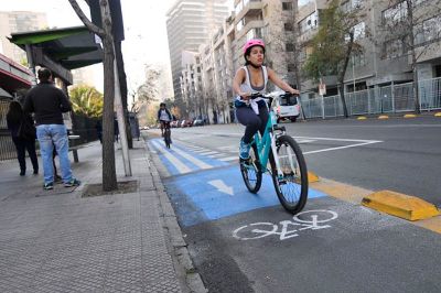 En este nuevo contexto, las bicicletas han ido al alza en la capital, evidenciando la falta de ciclovías para los usuarios.
