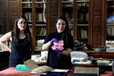 De izquierda a derecha: Ariadna Biotti junto a Nataly Calderón, encargada del área educativa del Archivo Central Andrés Bello.