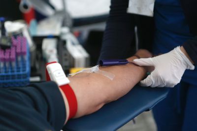 La U. de Chile gracias al apoyo del Centro Metropolitano de Sangre y Tejidos realizaron una exitosa jornada de donación de sangre enfocada para las y los funcionarios de Servicios Centrales.