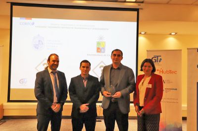El Director de Innovación, Carlos Saffie en conjunto al jefe de la Unidad de Transferencia de la VID, Gaspar Morgado, fueron quienes recibieron el premio. 