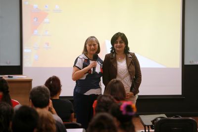 La profesora Valenzuela junto a Pilar Reyes, directora ejecutiva del programa ECBI.
