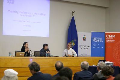 El panel con el que se abrió la discusión fue encabezado por la politóloga francesa Chloé Ridel; el académico del ICEI, Lionel Brossi y moderado por el académico Antoine Maillet de INAP.