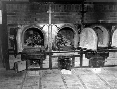 Miles de personas fueron asesinadas en cámaras de gas y luego incineradas en Auschwitz.