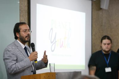 l doctor Carlos Ibáñez, jefe de la Unidad de Adicciones de la Clínica Psiquiátrica es el coordinador de esta pionera iniciativa, que se está implementando en seis comunas.