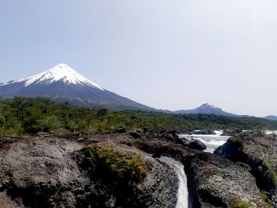 Vista del volcán Osorno desde el Parque Nacional Vicente Pérez Rosales, uno de los terrenos visitados por estudiantes e investigadores en el marco de esta escuela.
