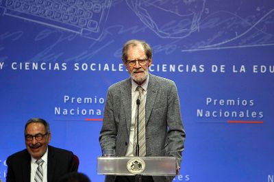 Alejandro Sieveking  recibiendo el Premio Nacional de Artes de la Representación 2017 en La Moneda.