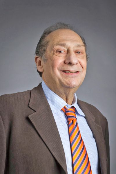 El Académico de la Facultad de Ciencias Físicas y Matemáticas, Enrique Tirapegui, fue Premio Nacional de Ciencias Exactas en 1991 y miembro de la Academia Chilena de Ciencias.