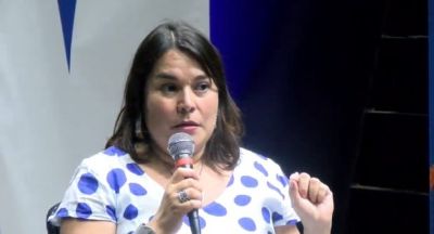 Senadora Carla Peñaloza, académica del Departamento de Ciencias Históricas de la Facultad de Filosofía y Humanidades.