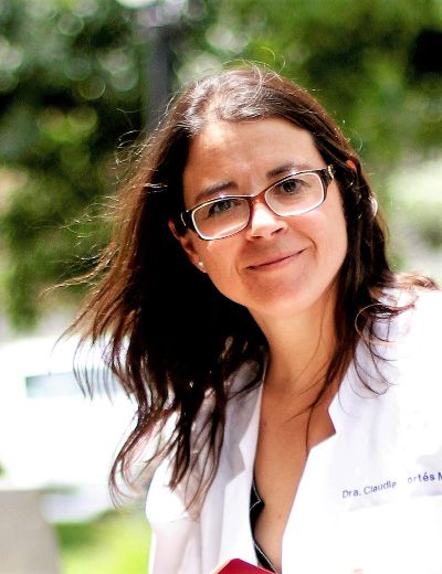 "Un 15 por ciento de quienes se enferman con el virus evoluciona en forma severa, y un 5 por ciento requiere ventilación mecánica y hospitalización en cuidados intensivos", señaló Claudia Cortés.