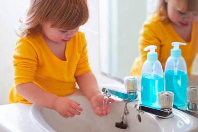 El lavado de manos con jabón, la ventilación de los hogares, la limpieza de superficies con productos desinfectantes y la disminución del contacto físico son parte de las medidas de higiene sugeridas.