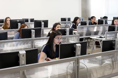Monitores y monitoras de todas las unidades académicas de la U. de Chile, estarán de manera virtual desde sus hogares respondiendo a las consultas del estamento estudiantil de pregrado.