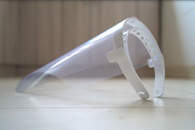 El escudo facial está compuesta por un cintillo imprimible en 3D que es biodegradable bajo ciertas condiciones, , y una mica tamaño carta.