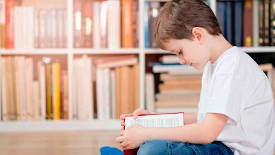 La investigadora releva la importancia de seguir los intereses y motivaciones de los niños/as, que ellos/as escojan qué quieren leer. No es necesario que sea un libro o novela del plan lector.