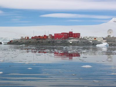 "Las características de las poblaciones confinadas hacen de la Antártica un territorio vulnerable para la propagación de la epidemia, y uno de los peores lugares para enfermarse del COVID-19".