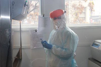 Los laboratorios en los que se trabaja procesando muestras del virus, lo hacen bajo estrictos protocolos bioseguridad. 