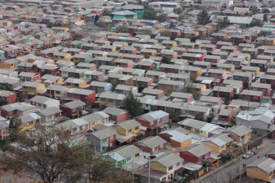 Según cifras del MINVU, el déficit habitacional en Chile disminuyó en casi 200 mil viviendas en los últimos 15 años. Sin embargo aún se necesitarían construir 393.613 viviendas en todo el territorio.