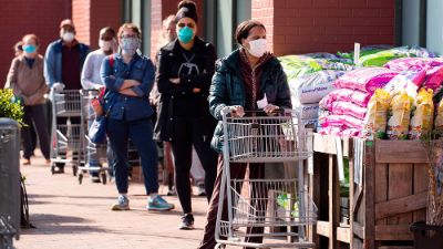 La pandemia iniciada a fines del año pasado en Wuhan ha impulsado a los gobiernos a instaurar cierres de fronteras o cuarentenas a distintas localidades para contenerla.